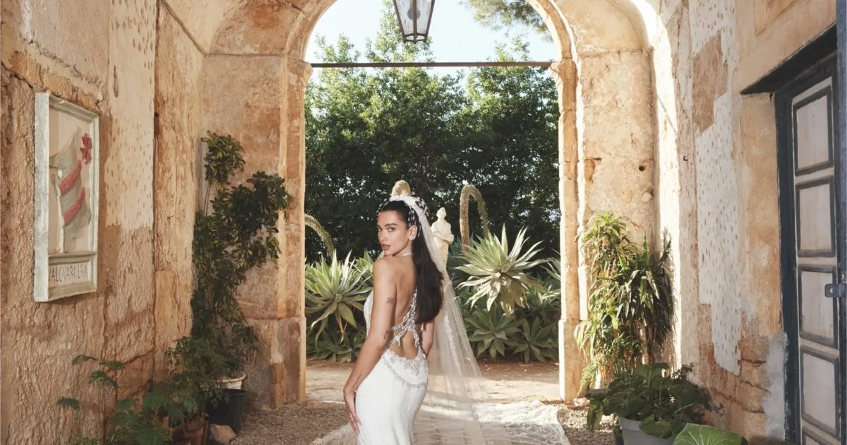 Dua Lipa deslumbró con un vestido de novia Chanel que requirió más de mil horas de bordado