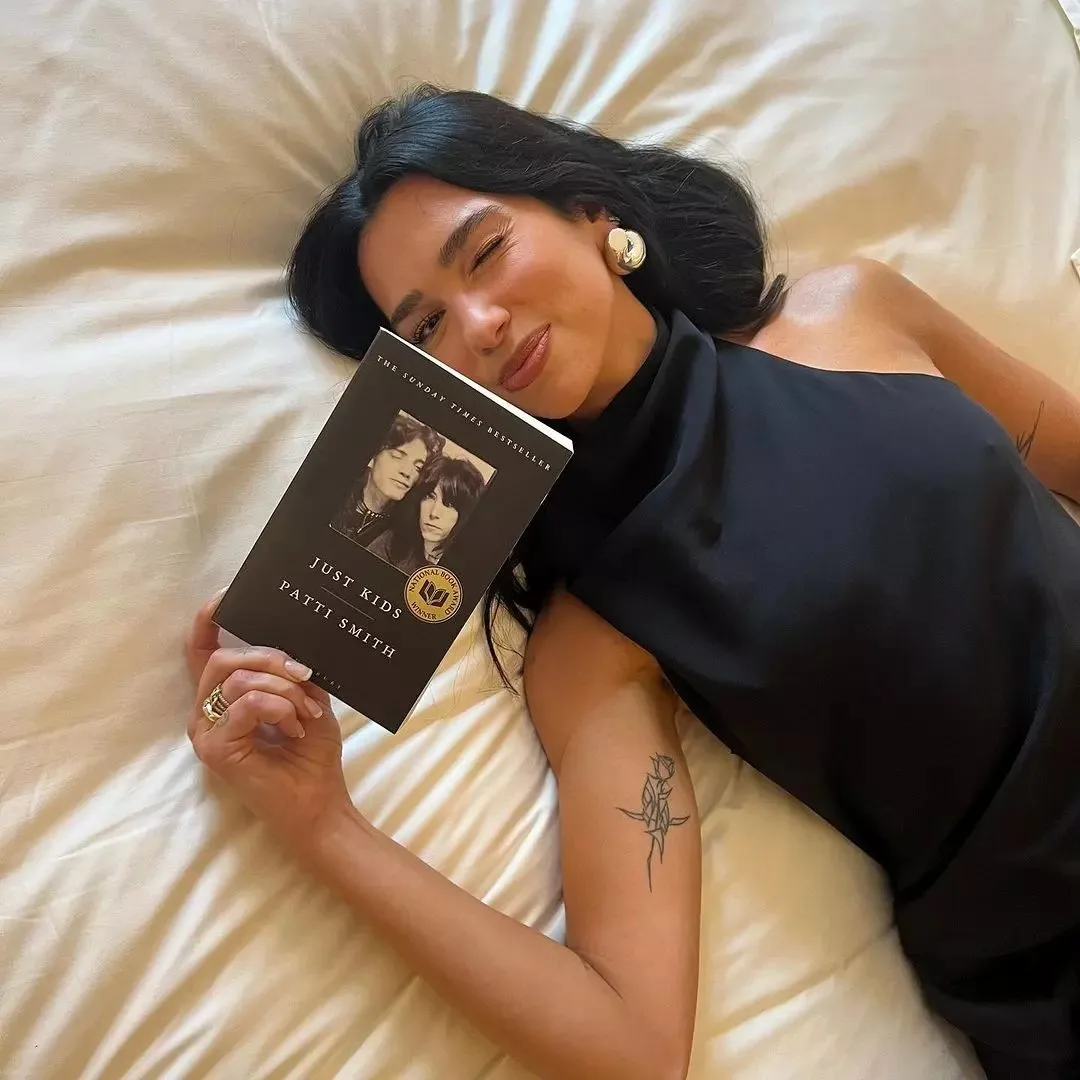 Dua Lipa inaugura biblioteca para rescatar libros censurados y promover el pensamiento crítico