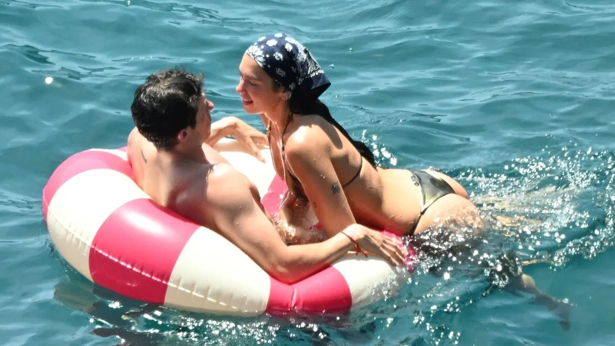 Dua Lipa y Callum Turner disfrutan de una romántica luna de miel en la Costa Amalfitana