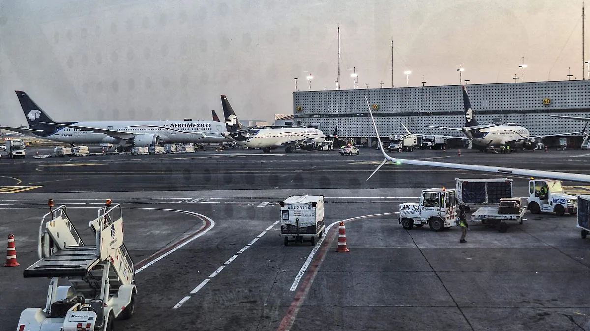 El AICM restringe operaciones por lluvias y recomienda verificar vuelos antes de viajar