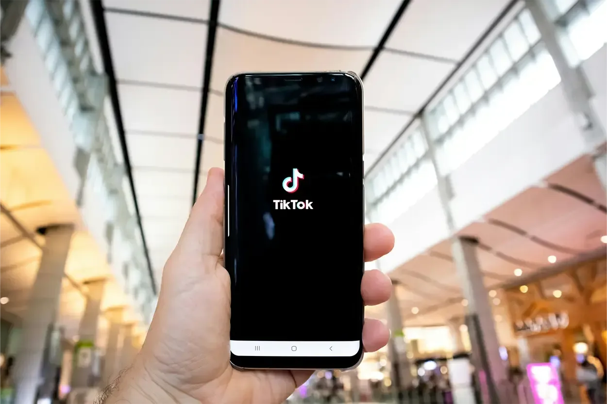El auge de los bulos sobre cremas solares en TikTok y su impacto en la salud juvenil