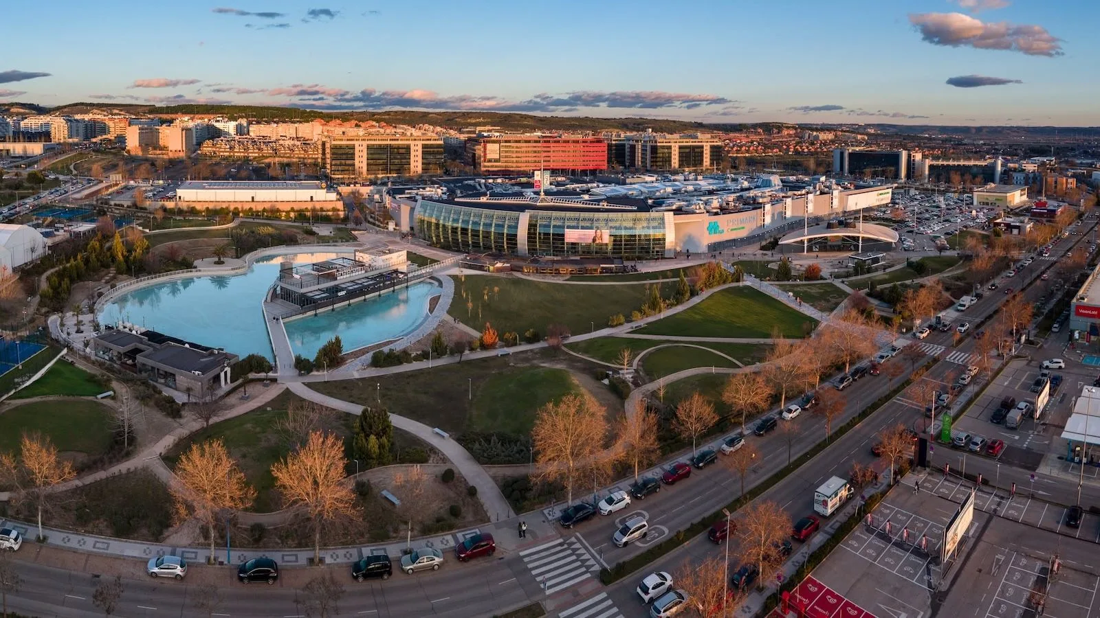 El centro comercial H2O renueva su oferta y transforma su icónico lago para atraer en verano