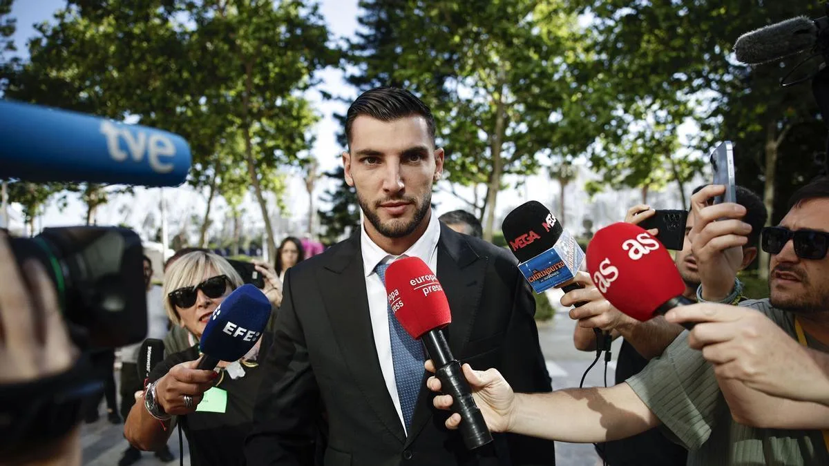 El Sevilla mantiene el contrato de Rafa Mir tras su condena por agresión sexual pese a la sentencia