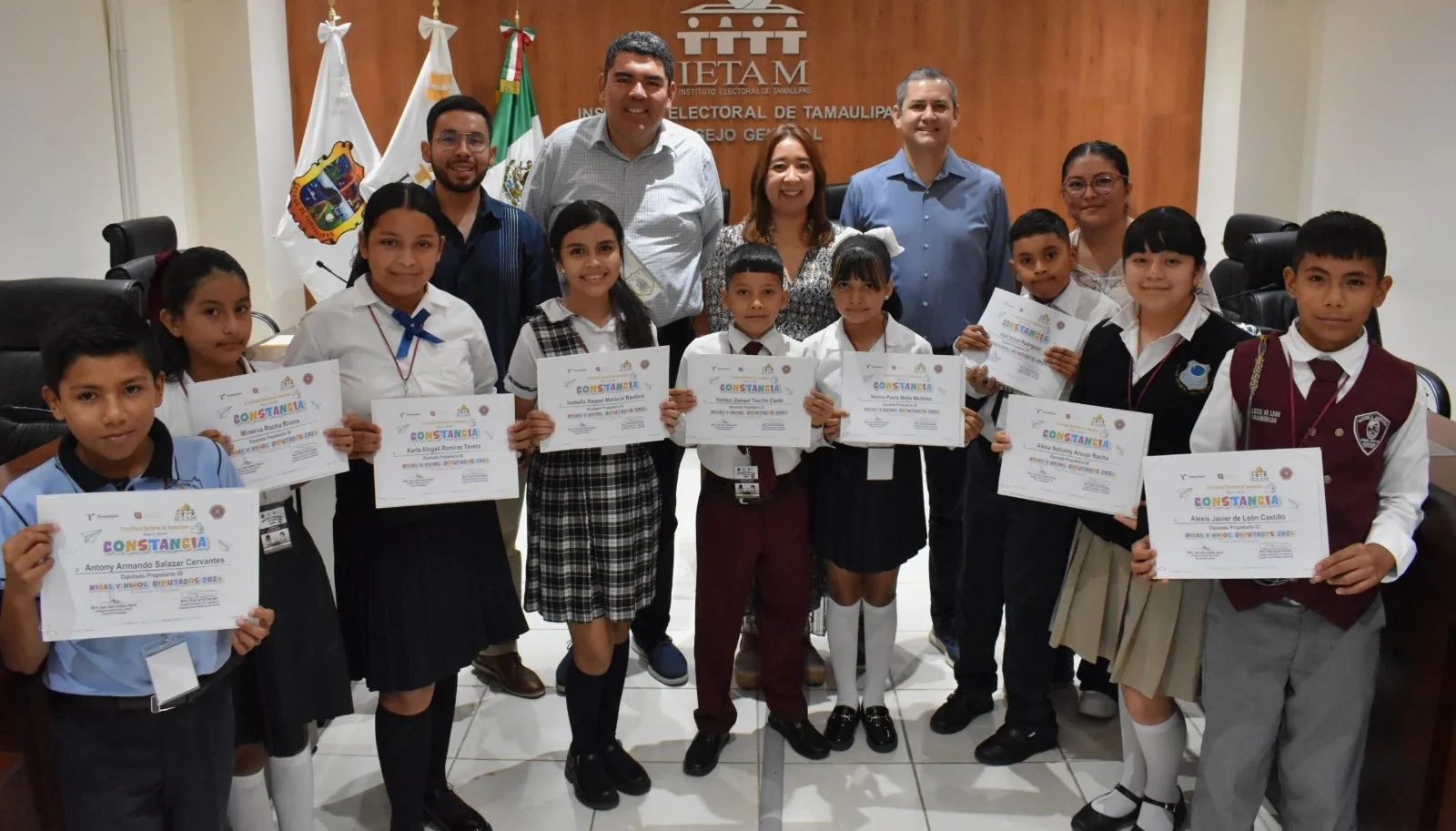Entregan constancias a niños elegidos para representar a Tamaulipas en Congreso Infantil 2026