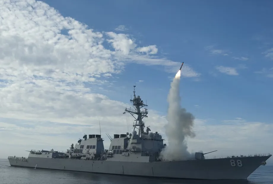 Estados Unidos responde con bombardeos a ataque iraní en el estrecho de Ormuz