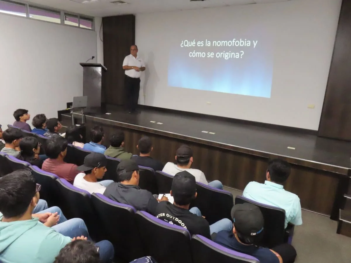 Estudiantes de la UPV participan en conferencia sobre nomofobia y uso responsable del celular