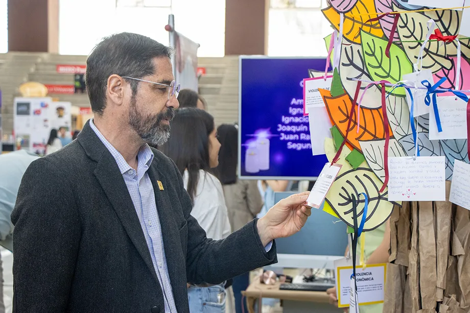 Estudiantes del IDHIE exponen formas de violencia y resistencia en México mediante muestra interactiva