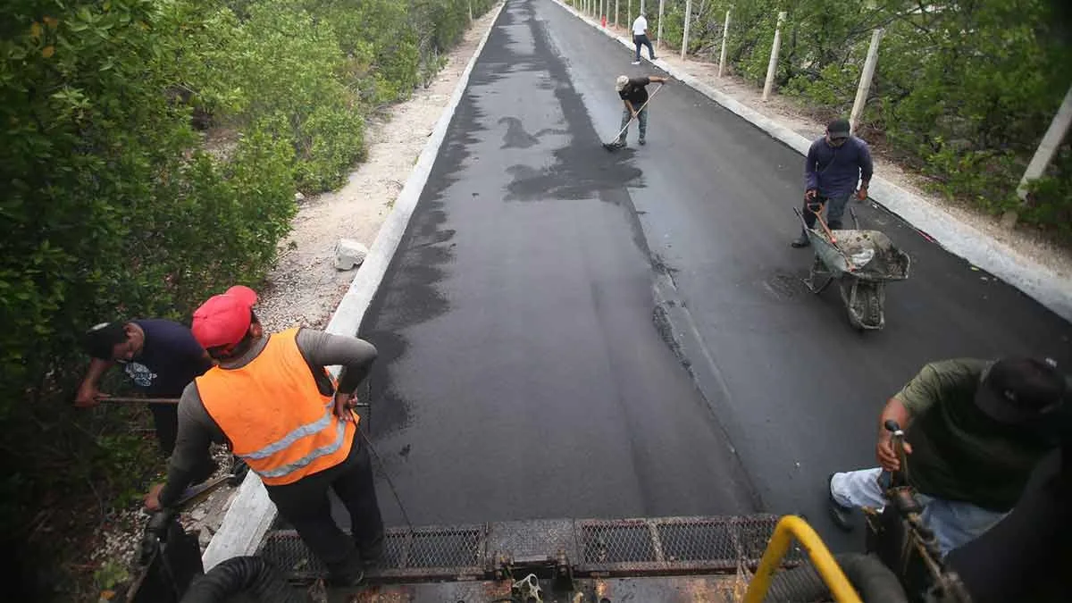 Gobierno de Isla Mujeres avanza en pavimentación y mejoras viales para fortalecer la movilidad