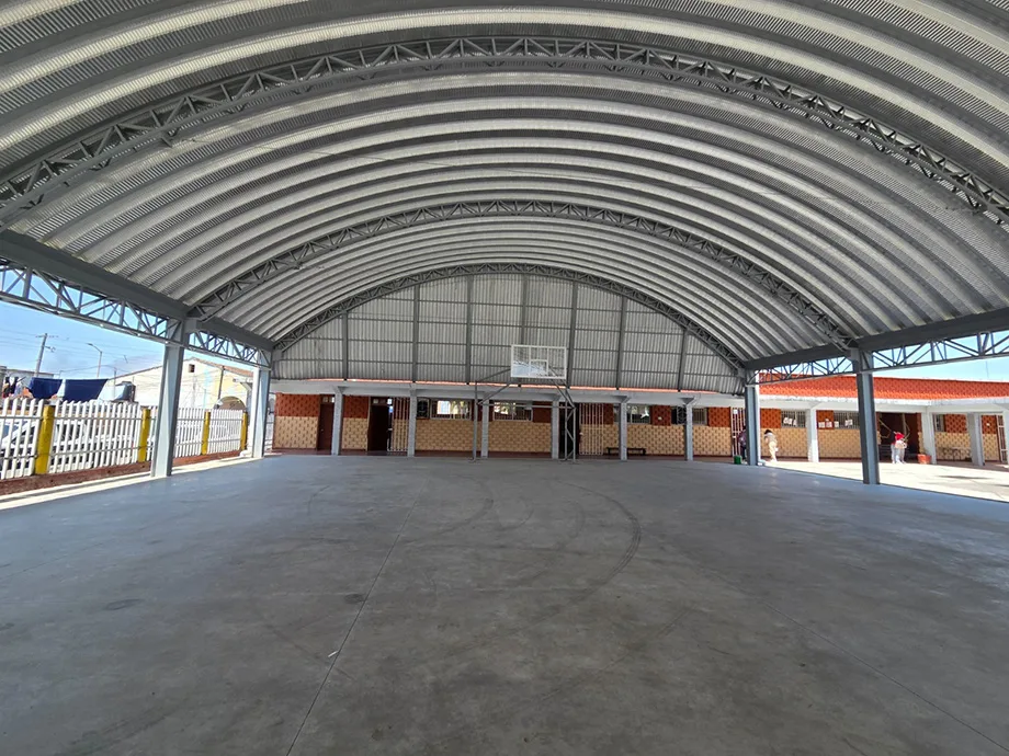 Gobierno de Puebla mejora infraestructura escolar en Yaonáhuac con nueva plaza y techado