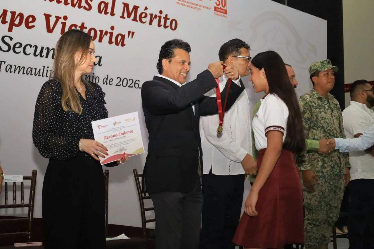 Gobierno de Victoria reconoce a estudiantes destacados de secundaria con medalla al mérito