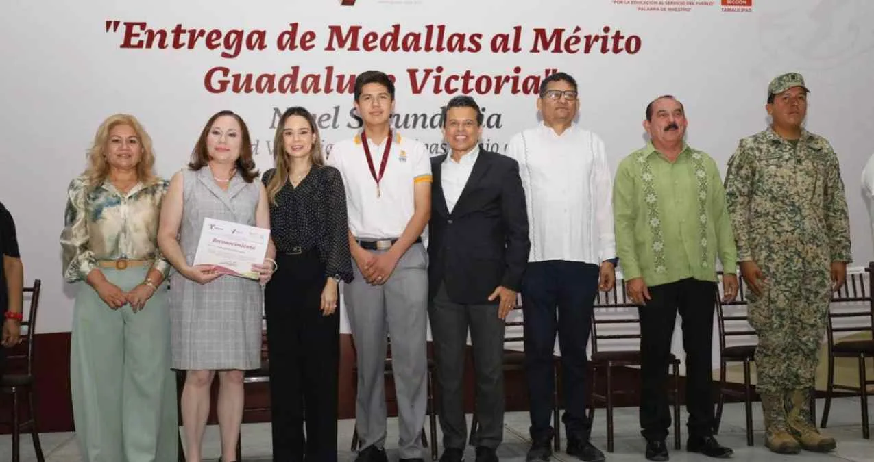 Gobierno de Victoria reconoce a estudiantes destacados de secundaria con medalla al mérito