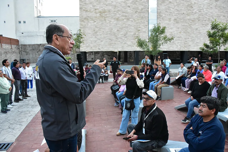 Gobierno estatal entrega apoyos económicos a familias tras explosión en Tepeaca
