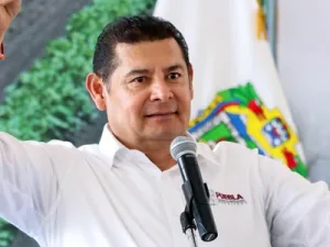 Gobierno estatal moviliza maquinaria para prevenir daños por ciclones en la Sierra Norte