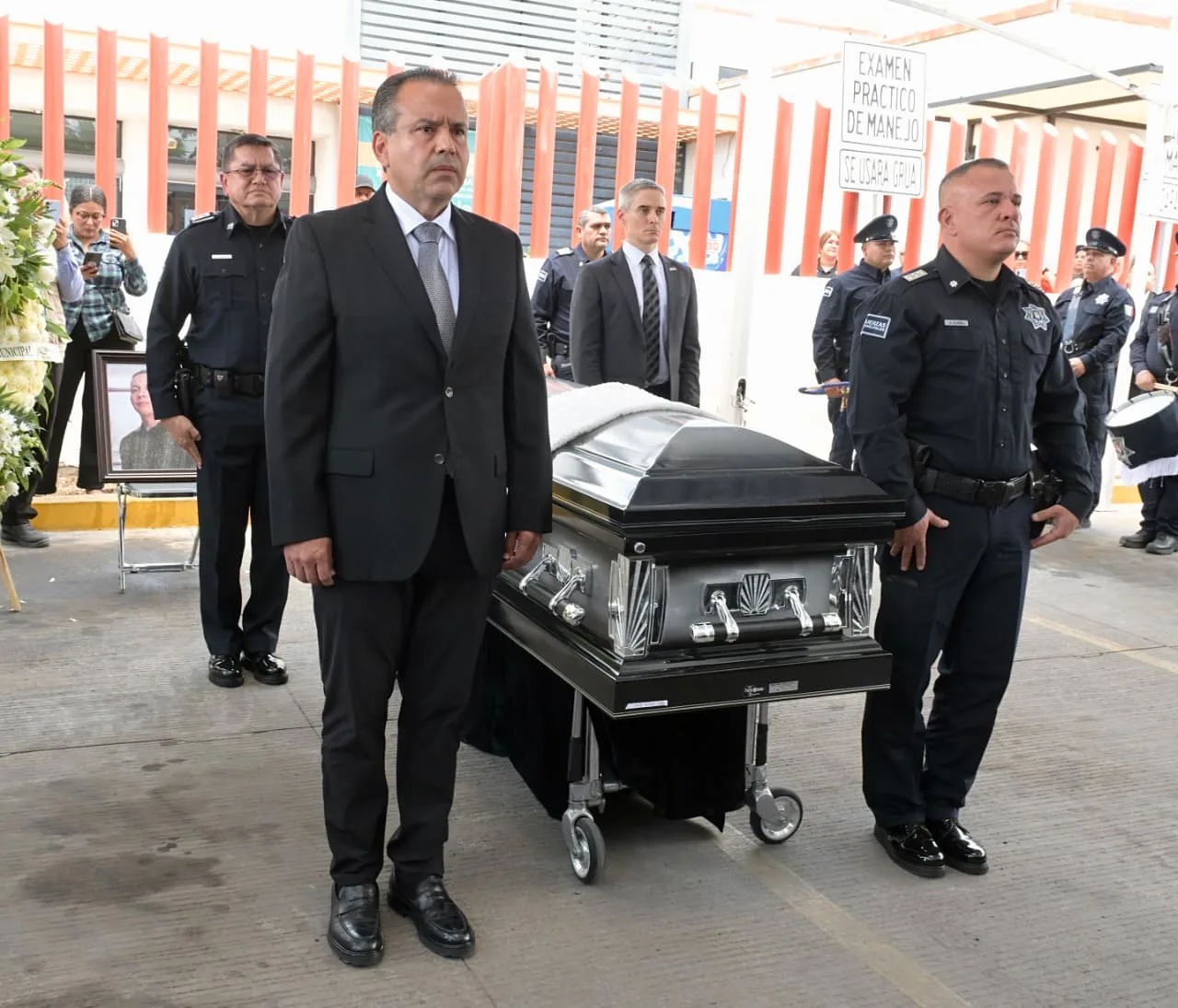 Gobierno municipal de Hermosillo rinde homenaje póstumo a oficial Luis Fernando Molina Avilés