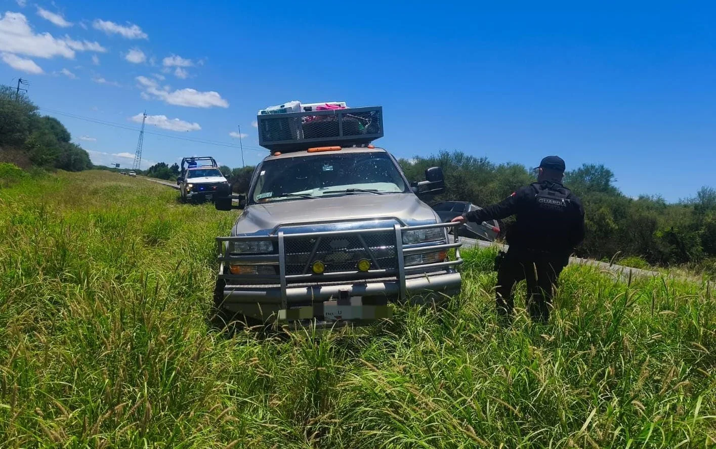 Guardia Estatal ayuda a conductor varado en carretera federal de Padilla