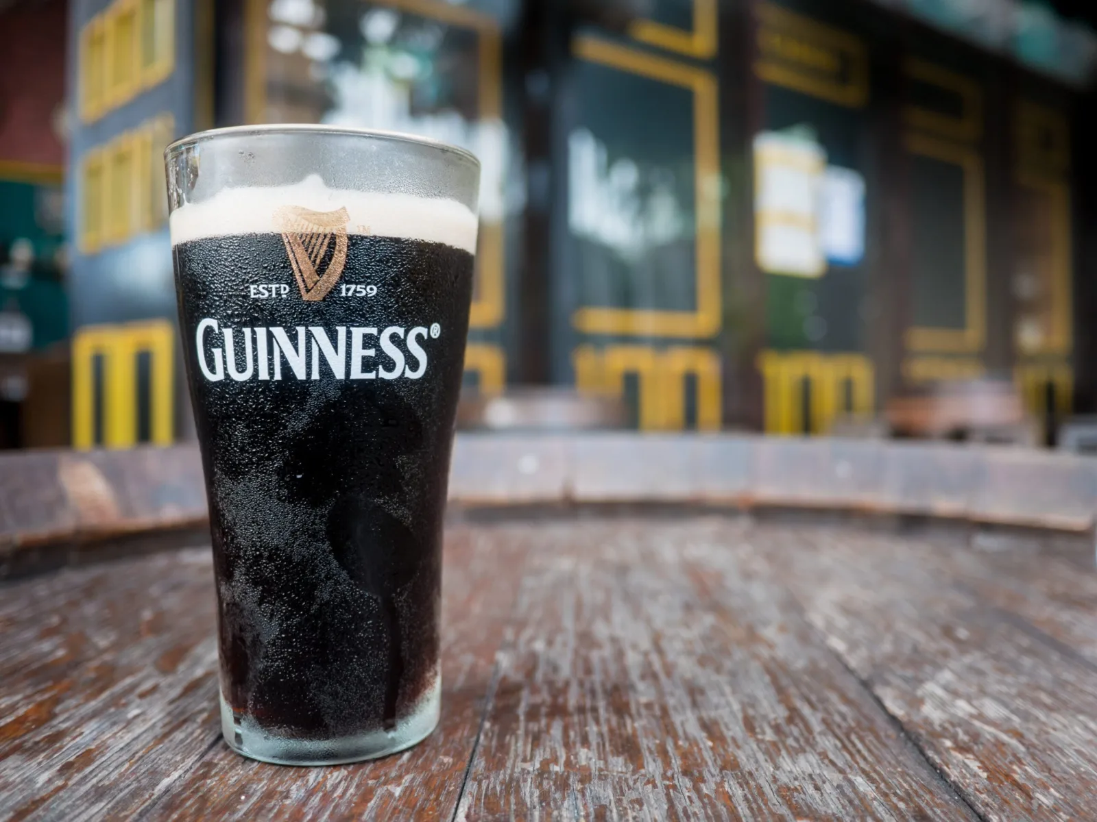 Guinness lanza unos binoculares exclusivos inspirados en su icónica cerveza para el Mundial 2026