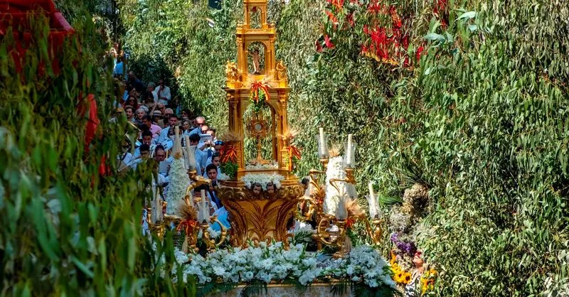 Hinojos revive su tradición del Corpus Christi con alfombras florales y celebraciones culturales
