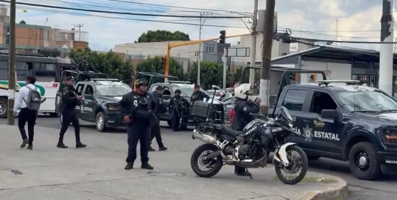 Hombre armado se atrinchera con seis rehenes, incluidos menores, en Tecámac