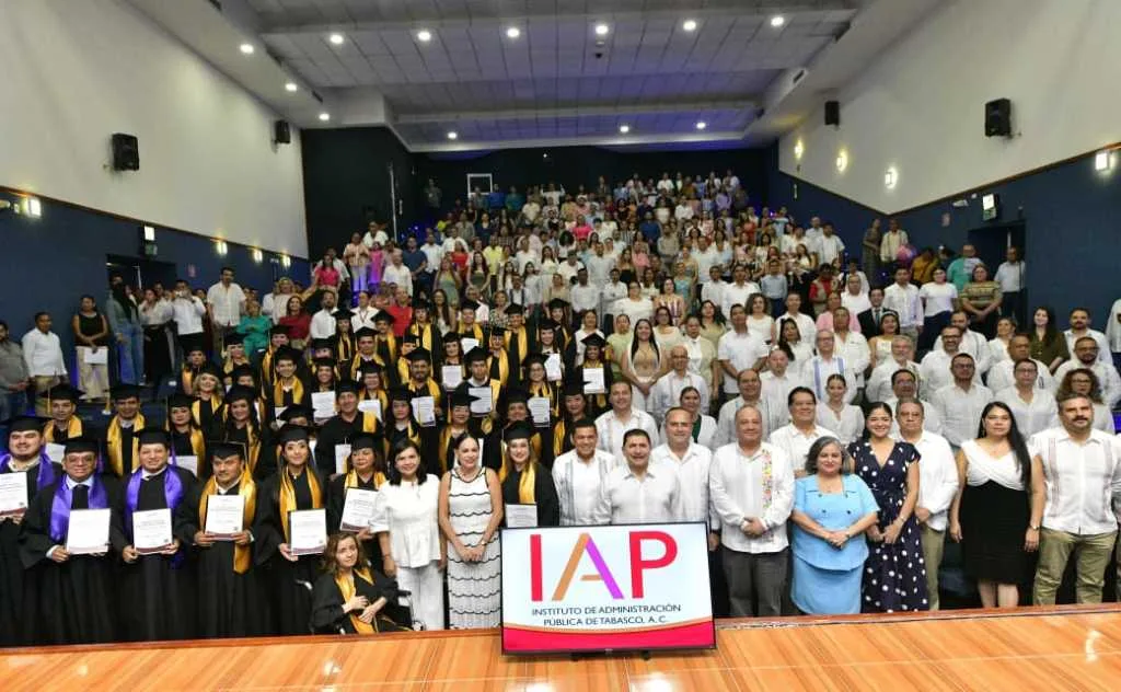 Javier May insta a egresados del IAP a servir con ética y respeto al pueblo de Tabasco