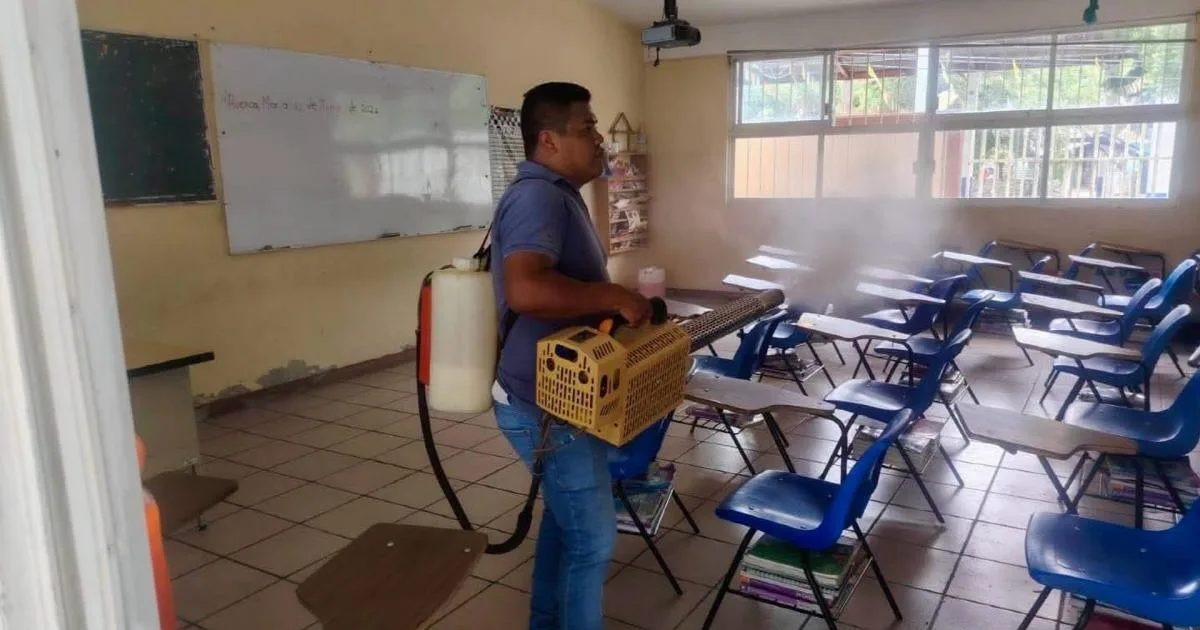 Jornadas de fumigación en escuelas de Yecapixtla para garantizar un ambiente saludable