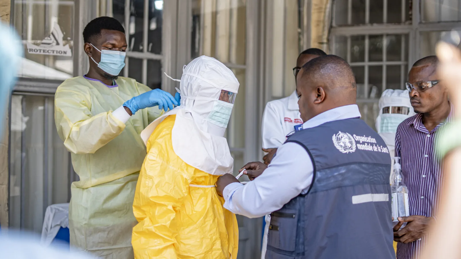 La OMS lanza un plan de 580 millones para frenar el brote de ébola en África