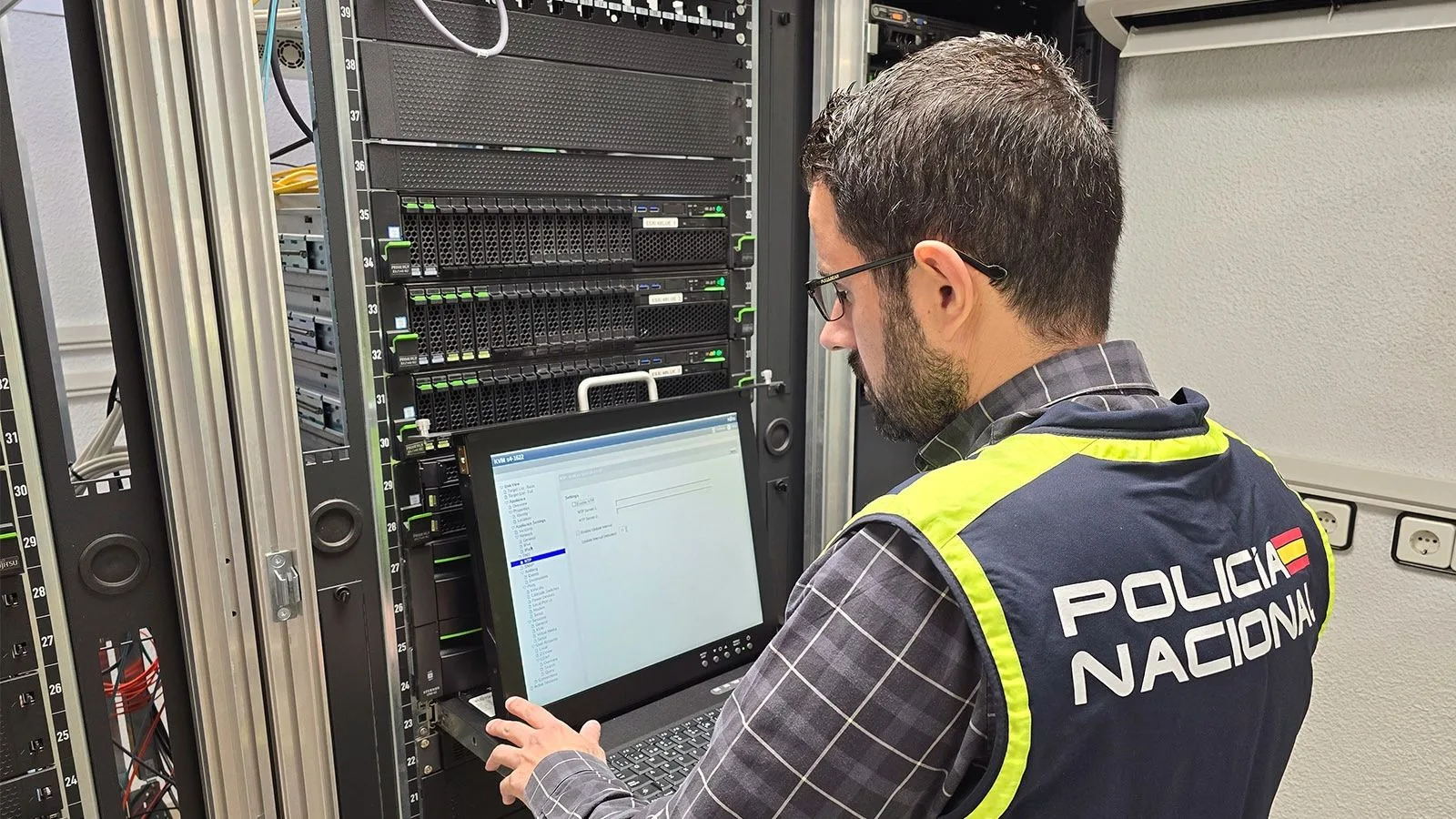 La Policía Nacional arresta a un hacker que filtraba información confidencial de instituciones clave