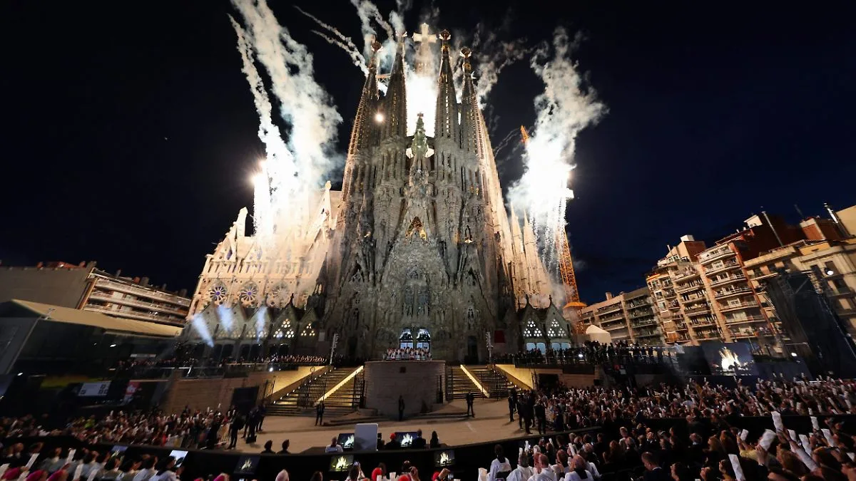La torre más alta de la Sagrada Familia recibe la bendición del papa León XIV
