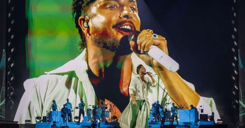 Manuel Carrasco rinde homenaje a Huelva y Andalucía en concierto multitudinario en Sevilla