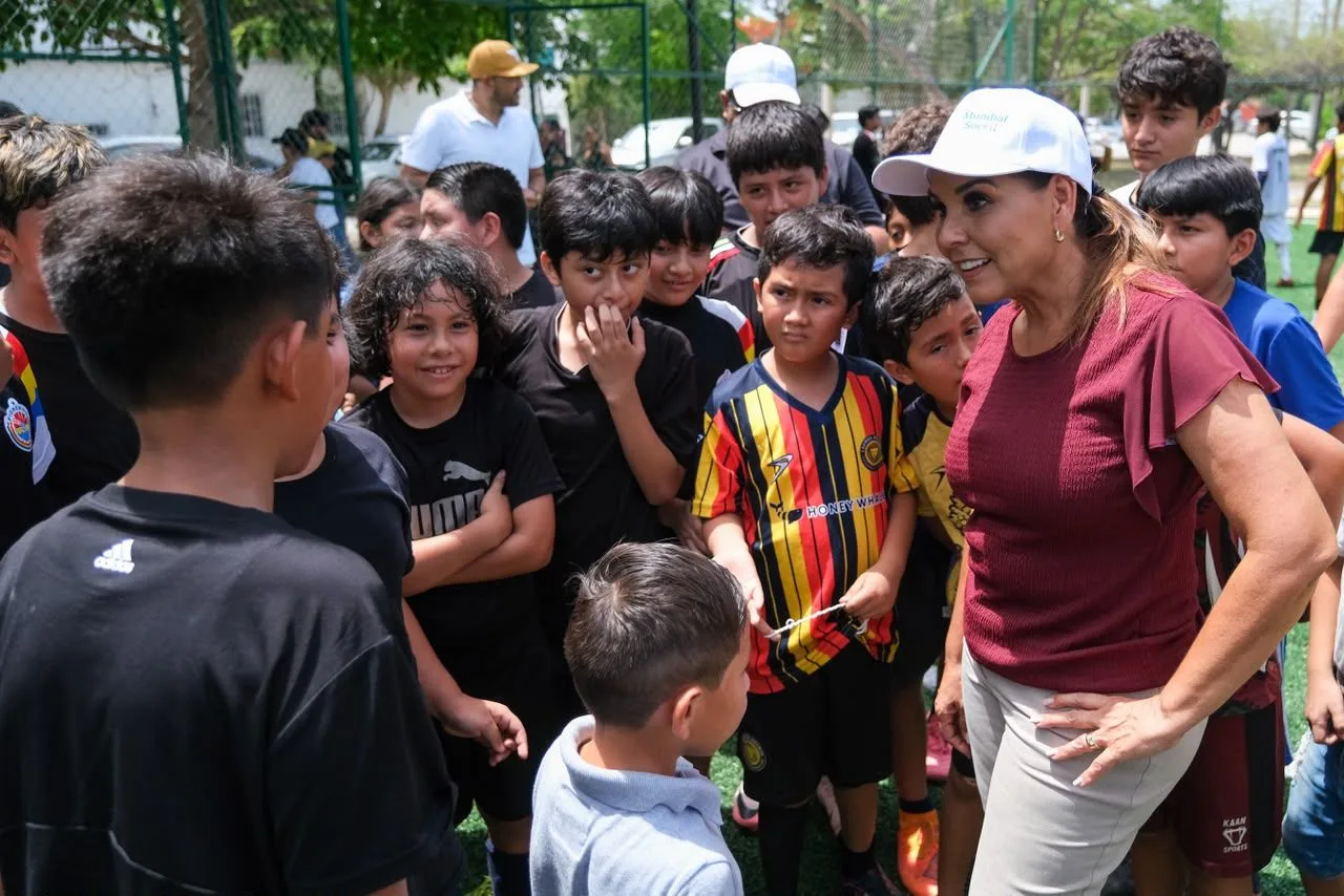 Mara Lezama supervisa uso de cancha de fútbol 5 en Supermanzana 29, parte del Mundial Social 2026
