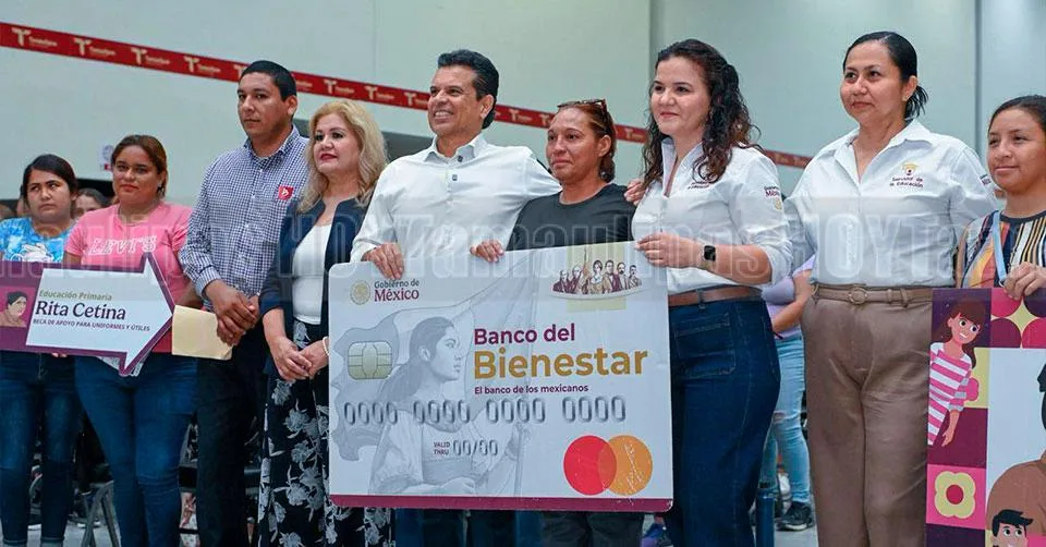 Más de 13,000 estudiantes de Ciudad Victoria reciben tarjetas de beca Rita Cetina