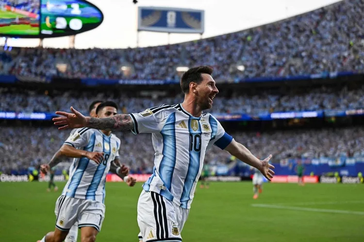 Messi hace historia con triplete en el debut de Argentina frente a Argelia en el Mundial