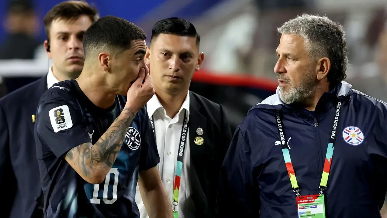 Miguel Almirón, expulsado por taparse la boca en partido entre Turquía y Paraguay