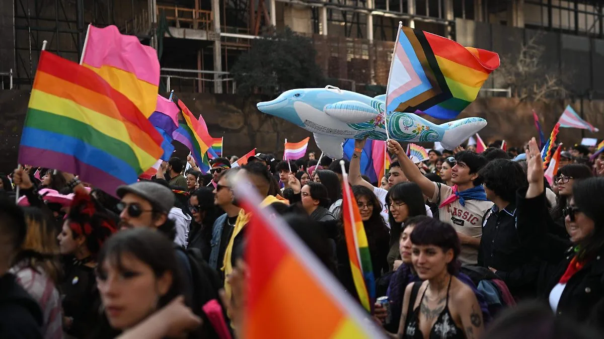 Miles participan en la Marcha del Orgullo LGBT+ en México pese a desafíos recientes
