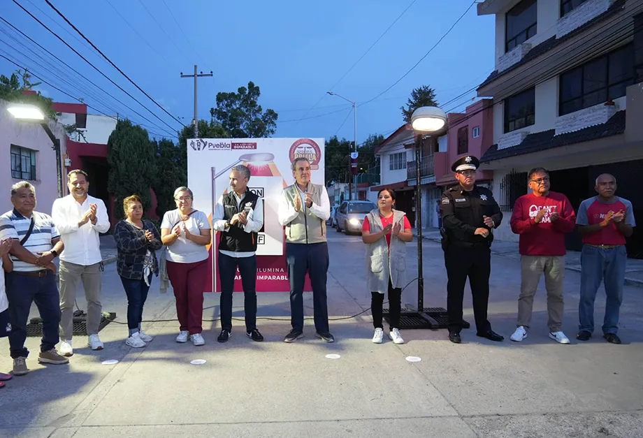 Modernizan alumbrado público en colonia 10 de Mayo con tecnología LED en Puebla
