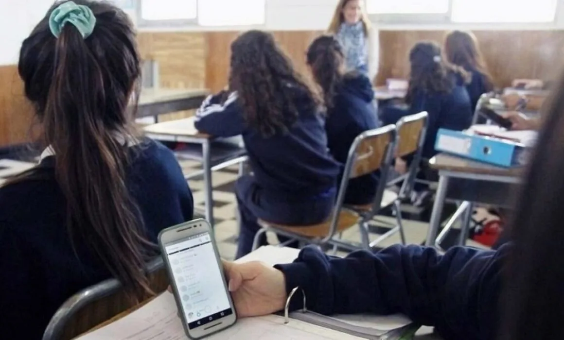 Morena impulsa evaluación para limitar uso de celulares en escuelas básicas