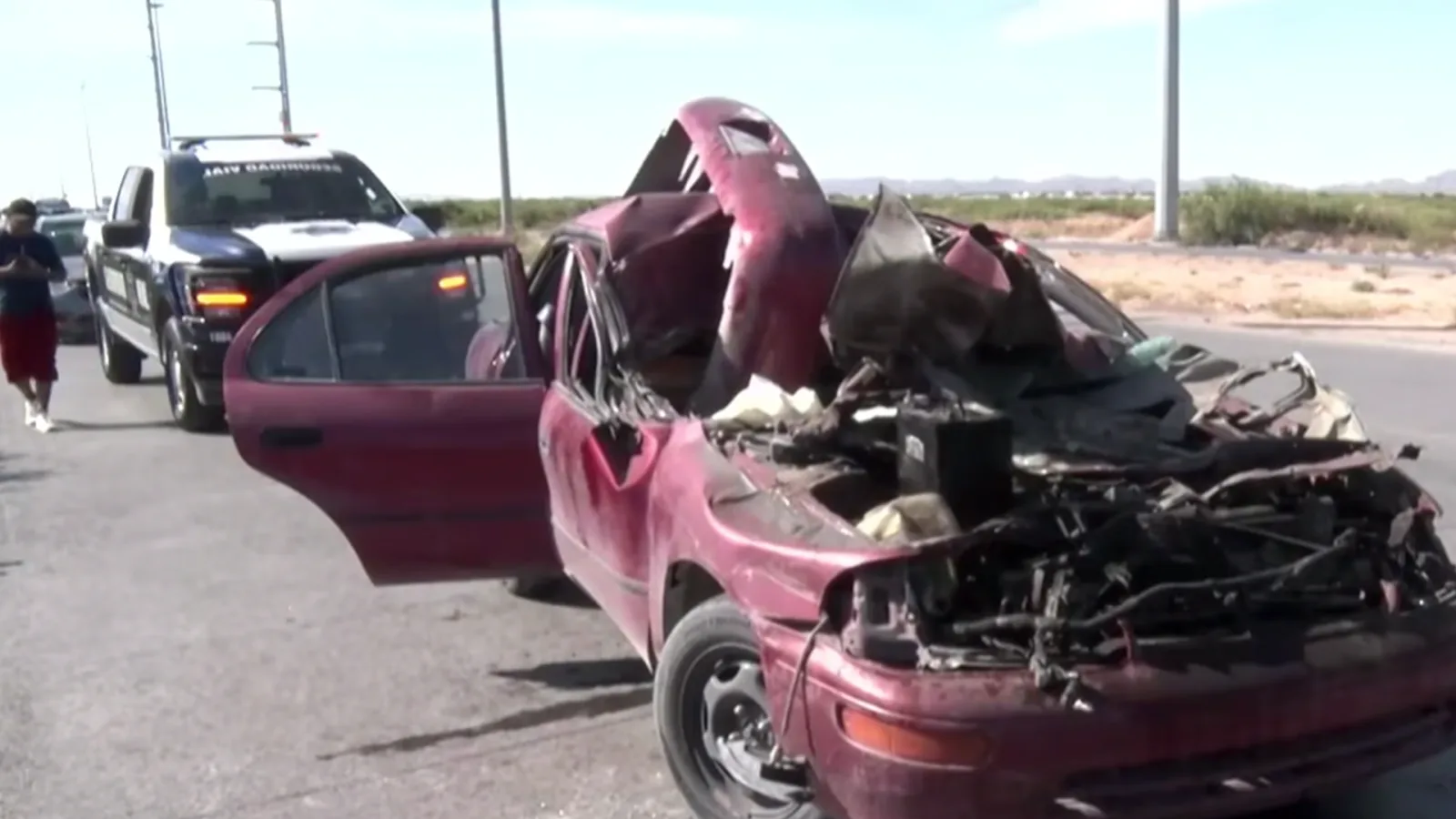 Mujer sobrevive tras quedar atrapada bajo un camión urbano en choque vial