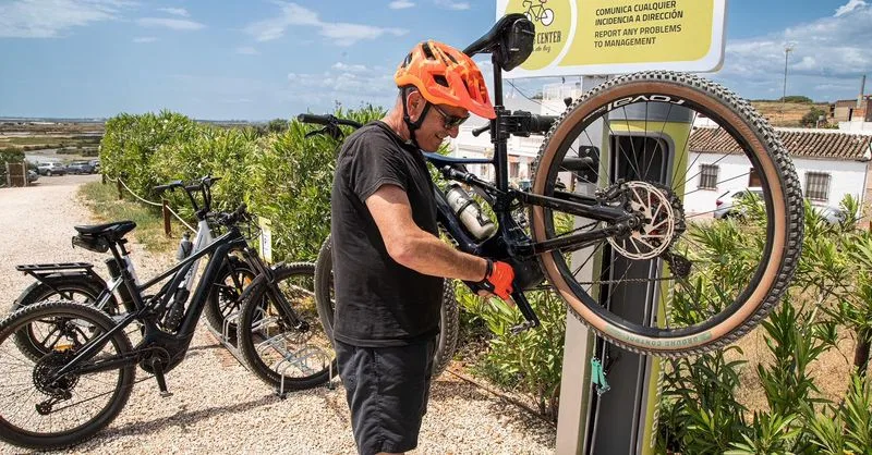 Nueva área para ciclistas en la costa de Huelva impulsa el cicloturismo en Andalucía