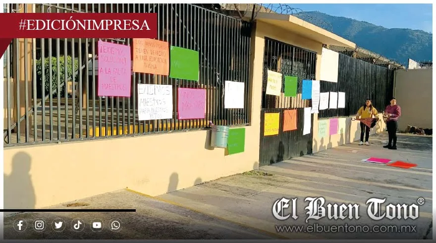 Padres toman escuela por vacantes sin cubrir que afectan formación de alumnos