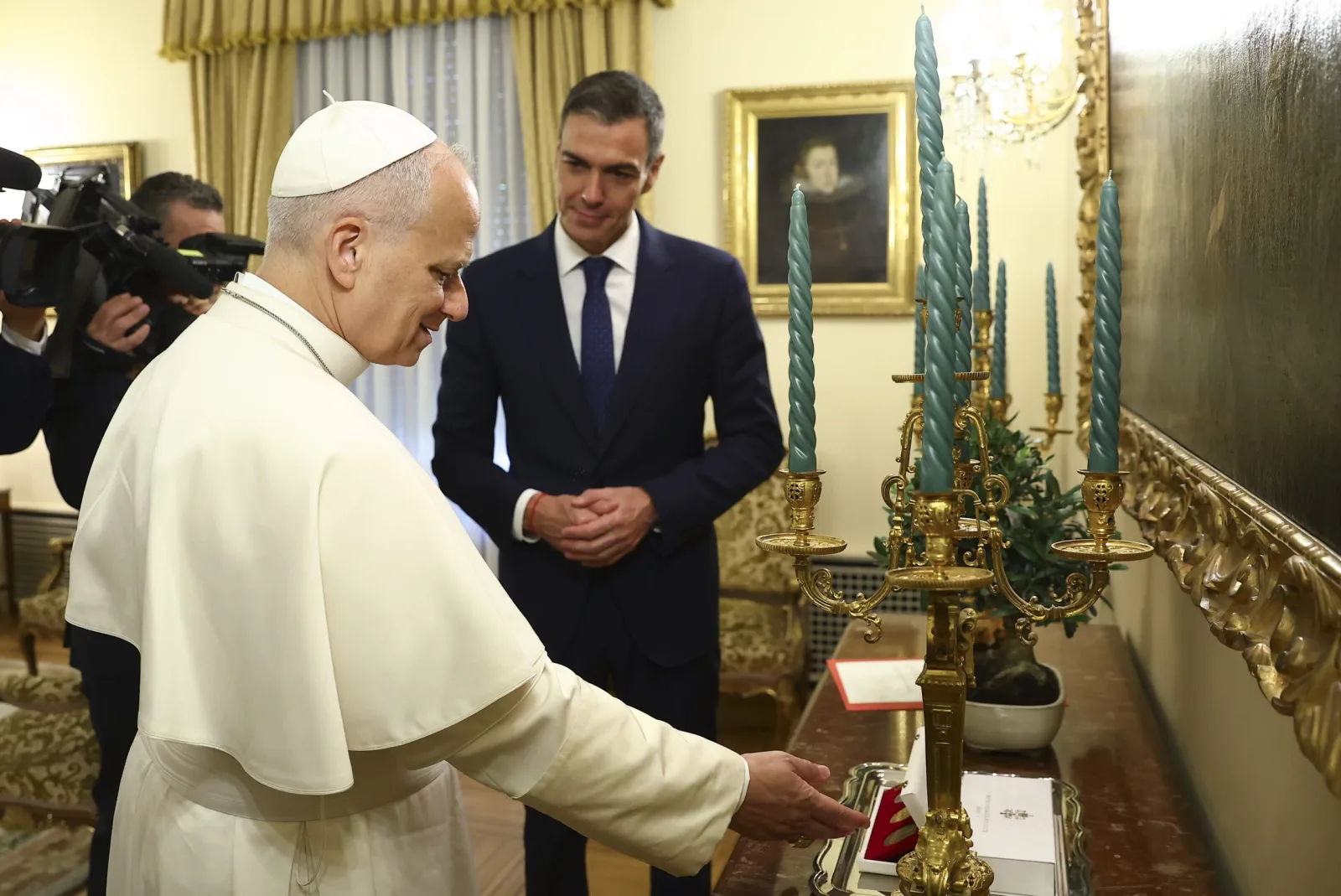 Pedro Sánchez y el papa León XIV destacan la importancia de las migraciones y el diálogo