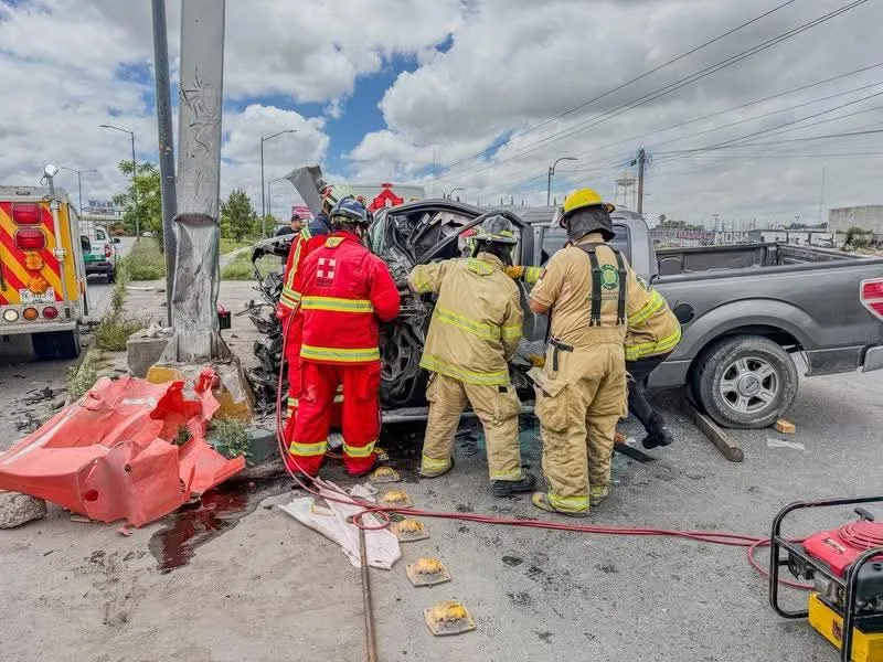 Persona queda atrapada tras choque violento en la carretera 57 cerca de Plaza Sendero