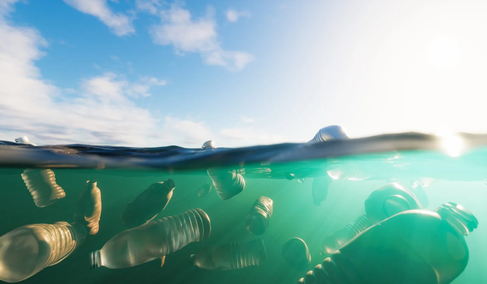 Pescadores recuperan toneladas de basura marina para convertirla en ropa sostenible