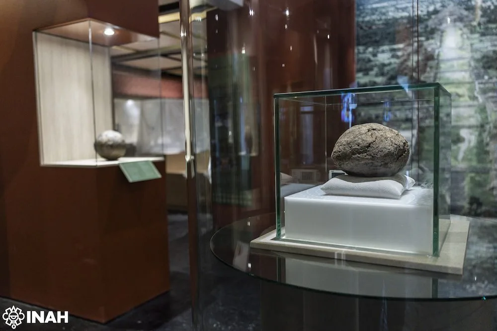 Presentan por primera vez en Teotihuacan una pelota mesoamericana de más de 3,600 años