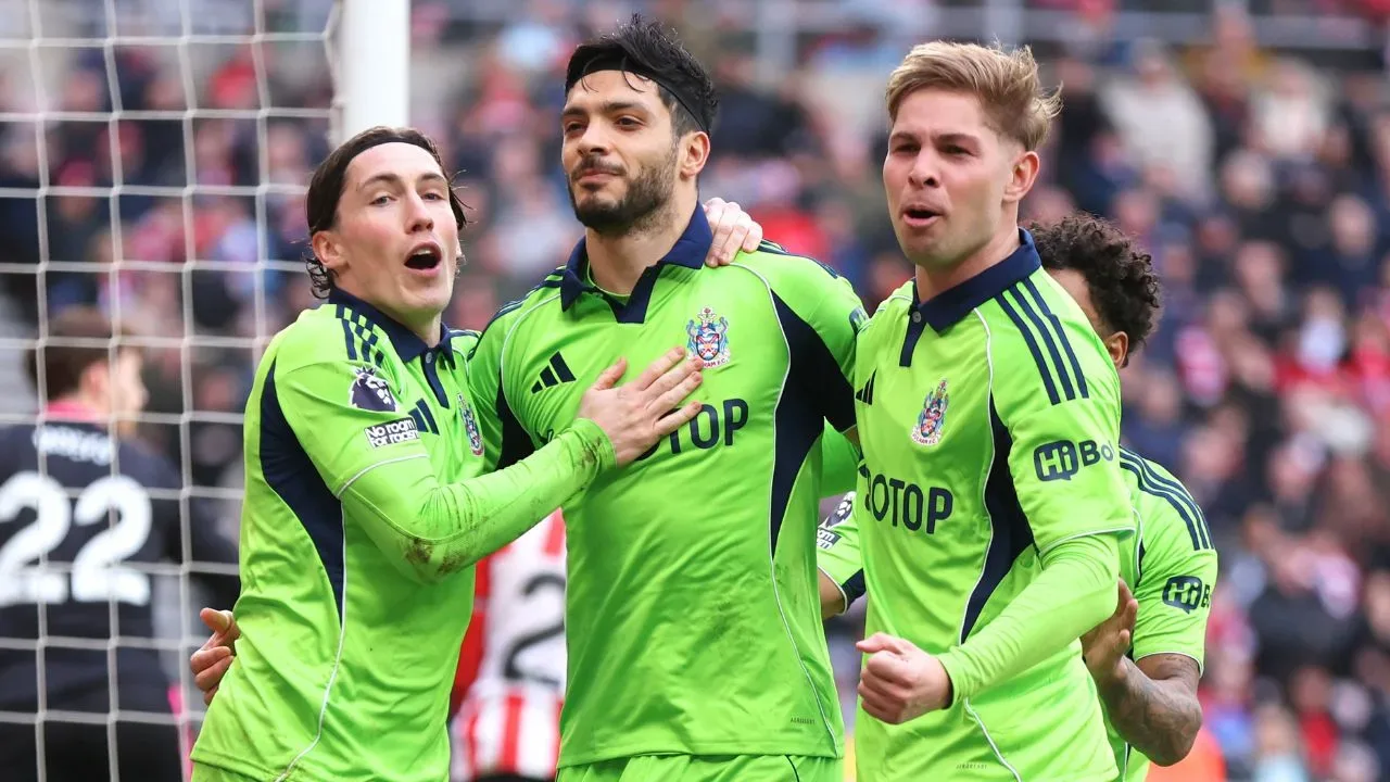 Raúl Jiménez aún no renueva con Fulham y seduce a tres clubes antes del Mundial 2026