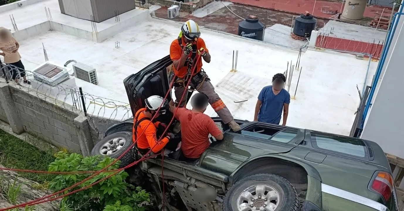 Rescatan a conductor atrapado tras caer su vehículo en un barranco en Chiapas