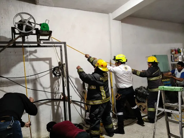 Rescatan a dos trabajadores atrapados en pozo de 28 metros en Puebla