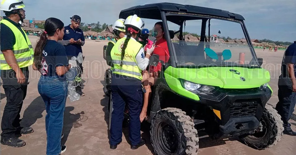 Rescatan a mujer en peligro en alta mar en Playa Miramar