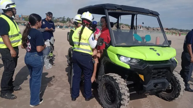 Rescatan a nadadora profesional tras emergencia por falla en equipo en Playa Miramar