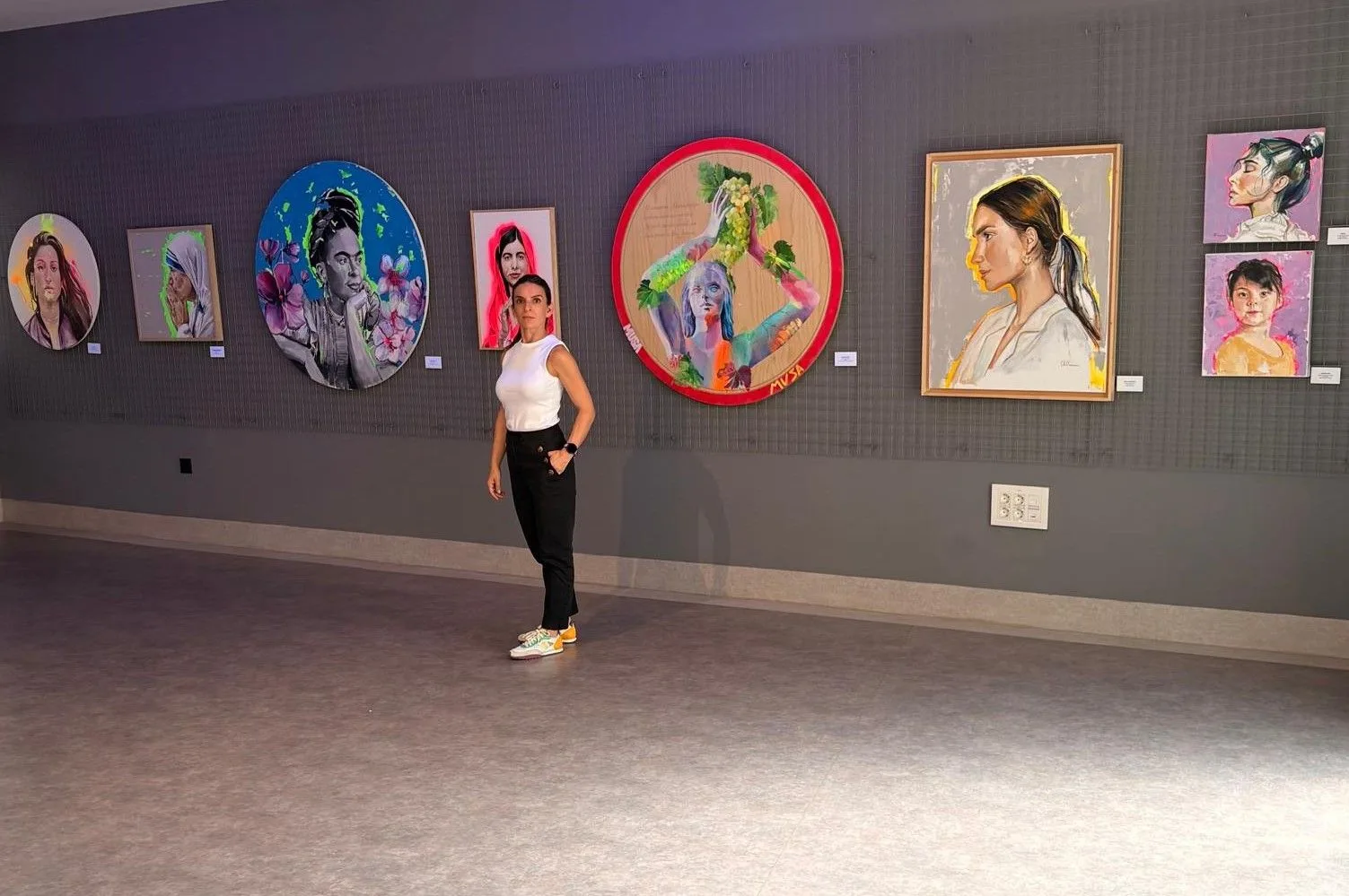 Retratos que iluminan: Olalla M. Zamora presenta su homenaje a mujeres emblemáticas