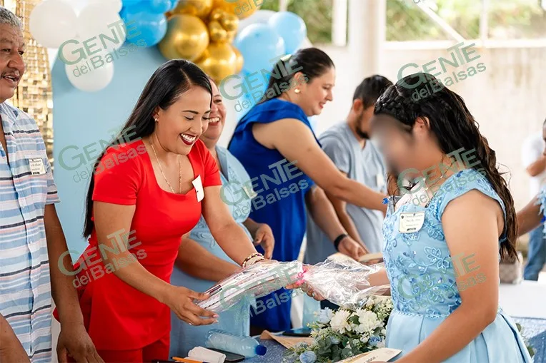 Rosalinda Savala participa como madrina en clausura de escuela primaria en El Bordonal