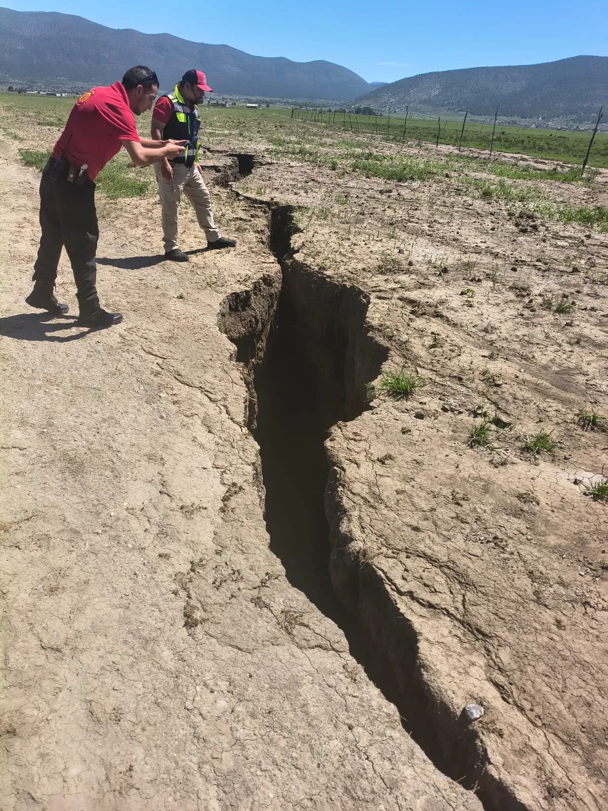Se forma grieta de gran extensión en terreno de Arteaga por recientes lluvias